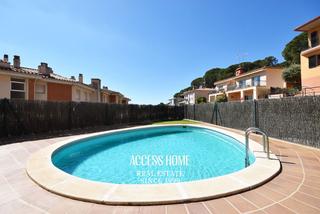 Appartement dans Urbanitzacions. Piso exterior con piscina comunitaria en sant pol de mar