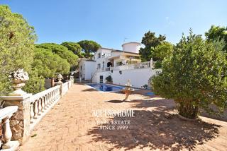 Chalet dans Alella. Oportunidad de compra de casa con amplia parcela en alella!