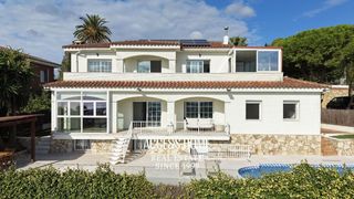 Chalet in Premià de Dalt. Fantástica propiedad en premià de dalt