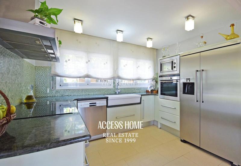 Foto 8cd2ac69-c495-4290-94e7-aa50585127e2. Xalet amb aparcament piscina a Alella