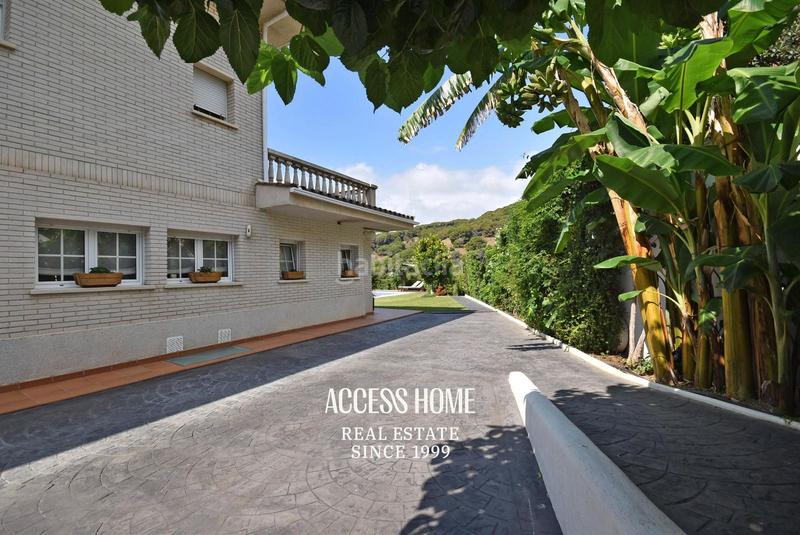 Foto bc3d3f27-803f-4321-8c46-d9316e5df2a3. Xalet amb aparcament piscina a Alella