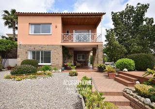 Chalet à Alella. Amplia casa con jardín, garaje y vistas al mar en alella