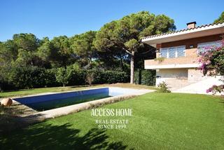 Chalet à Rocaferrera. Casa a reformar con piscina en rocaferrera