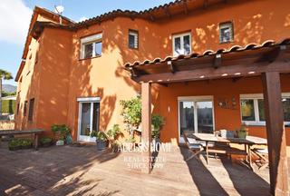 Xalet a Cabrils. Magnifica casa en venta  con jardín y piscina en cabrils
