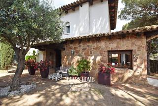 Chalet in Vilassar de Dalt. Casa unifamiliar con licencia turística y vistas a mar
