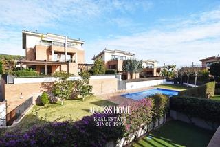 Chalet à Alella. Magnífica casa en venta en el centro de alella