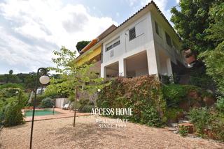 Xalet a Cabrils. Casa en cabrils con vistas despejadas y piscina privada, próxima