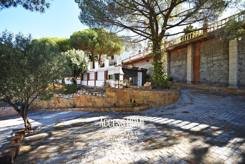 Foto b790c2f9-6a9e-400f-a62d-c2658b468c7b. Chalet casa con amplia parcela en Alella