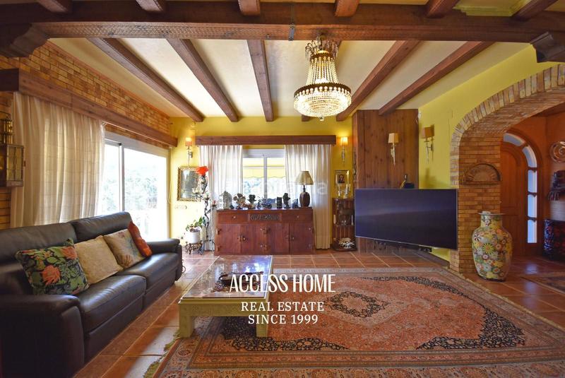 Foto c9c237d8-b727-43e3-a848-2c7aa0700456. Chalet casa con amplia parcela en Alella