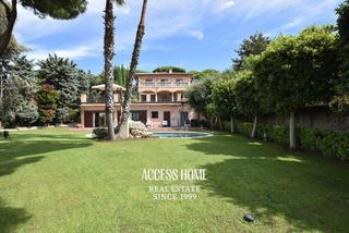 Xalet a Caldes d´Estrac. Exclusiva casa con vistas al mar, piscina privada y casa de invi