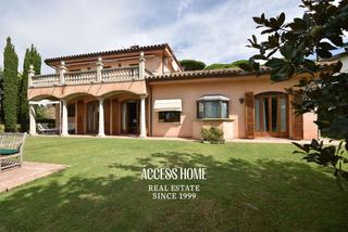 Xalet a Caldes d´Estrac. Exclusiva casa con vistas al mar, piscina privada y casa de invi