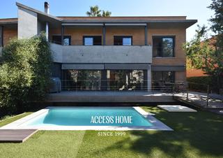 Casa en Alella. Amplia casa con jardín y piscina en zona residencial de alella