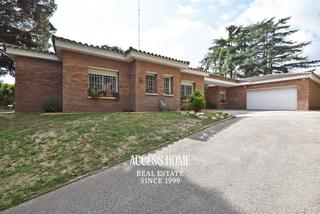 Chalet in Rocaferrera. Villa con privacidad, piscina y amplios espacios en sant andreu