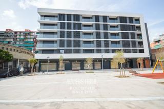 Location Appartement à Progrés - Pep Ventura. Ático con terraza en alquiler en el centro badalona