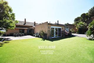 Chalet à Alella. Finca en venta en alella con viviendas independientes y panorámi