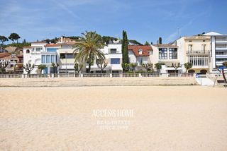 Duplex in Caldes d´Estrac. Exclusiva vivienda duplex en primera línea de mar en caldes dest