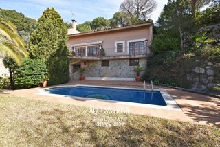 Chalet in Urbanitzacions. Casa en venta en les sureres, mataró, con jardín y piscina