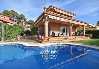 Xalet a Urbanitzacions. Casa en venta con jardín y piscina en sant pol de mar