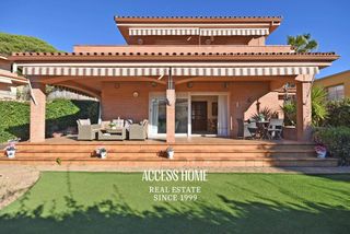 Chalet in Urbanitzacions. Magnifica casa en venta con jardín y piscina en sant pol de mar