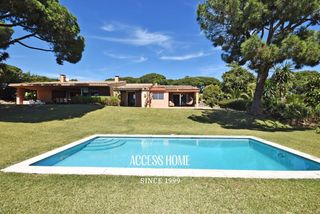 Rent Chalet in Supermaresme. Lujo mediterráneo en alquiler exclusiva villa con piscina privad