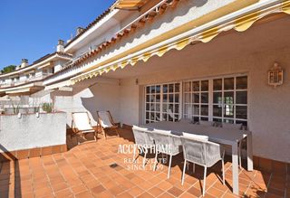 Casa adossada a Sant Vicen� Platja. Casa adosada con zona comunitaria en sant vicen� de montalt