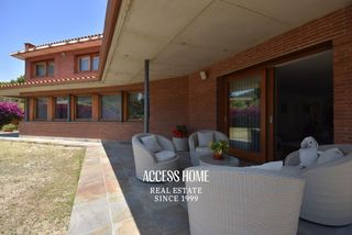 Chalet à Cabrera de Mar. Exclusiva vivienda de diseño con jardín privado y vistas al mar