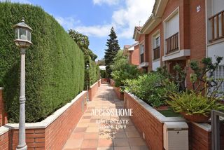 Casa adossada a Zona Alta. Casa adosada con jard�n y piscina en el centro de premi� de mar