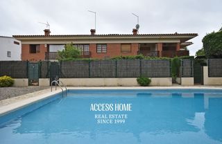 Casa adossada a Vilassar de Dalt. Casa adosada con terraza, jardín y piscina privada comunitaria