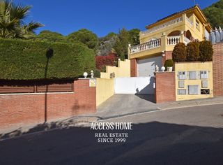 Chalet in Vilassar de Dalt. Casa con piscina, jardín y vistas al mar en venta en vilassar de