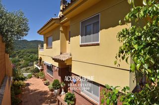 Xalet a Vilassar de Dalt. Casa con piscina, jardín y vistas al mar en venta en vilassar de