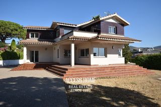 Xalet a Alella. Villa con piscina y vistas al mar en can teixidó, alella