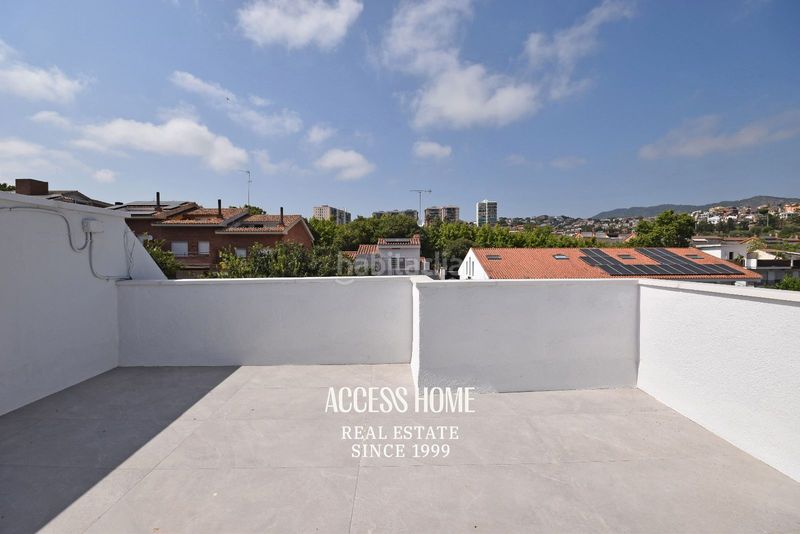 Foto 733b12ba-c153-4b4c-aaa6-a3fde63225c3. Casa adosada casa esquinera reformada en venta en el masnou con terraza y vistas al mar en Masnou (El)