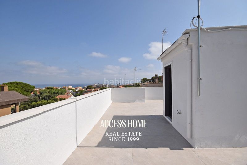 Foto c1728cc9-b5bd-4861-b26c-674ac66cfe86. Casa adosada casa esquinera reformada en venta en el masnou con terraza y vistas al mar en Masnou (El)