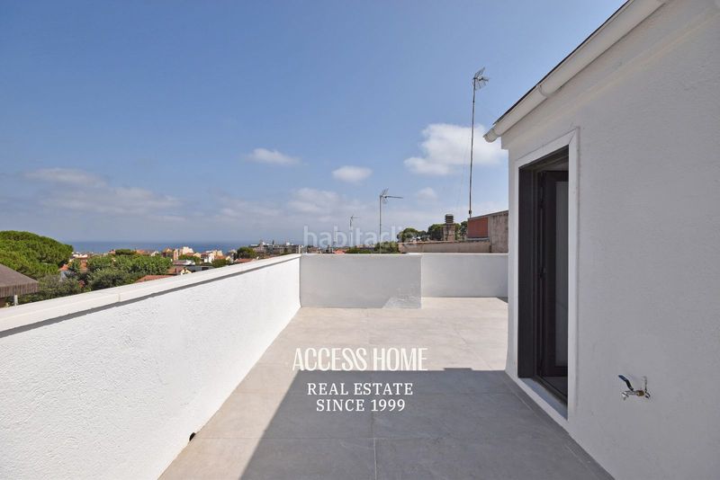 Foto e3189314-5d35-4a26-9d44-c3d6da1e348f. Casa adosada casa esquinera reformada en venta en el masnou con terraza y vistas al mar en Masnou (El)