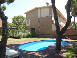 Lloguer Casa adossada a Gava Mar. Casa pareada con jardin y piscina privada