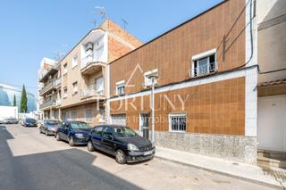 Casa aparellada a Vint-i-sis 41. Chalet pareado en venta en bonavista
