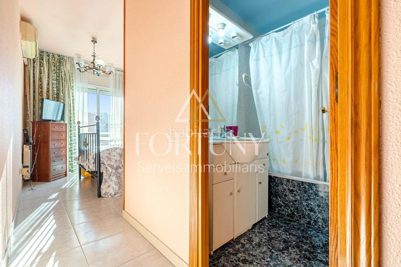 Foto 25507f17-841d-48a9-819f-8dc331718b5d. Casa adossada amb calefacció aparcament piscina a Reus