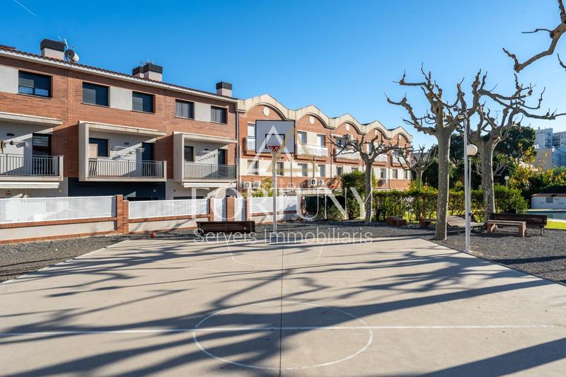 Foto d8249422-34e2-466b-8a0d-ac005015468a. Casa adossada amb calefacció aparcament piscina a Reus