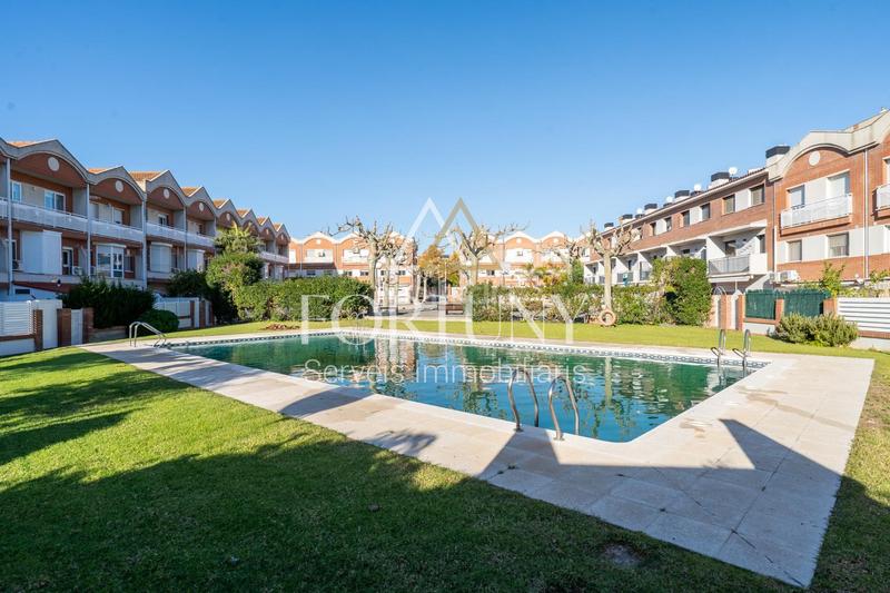 Foto ecb65276-aeef-47d5-ad80-0b9227d94008. Casa adossada amb calefacció aparcament piscina a Reus