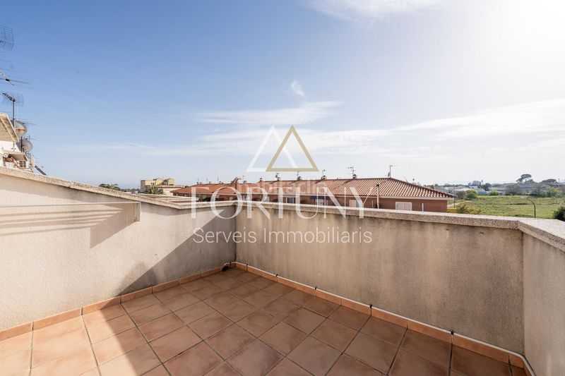 Foto 7617a19f-32a3-4170-a9f7-a64b738f327d. Casa adossada amb aparcament a Migjorn Reus