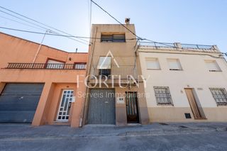 Semi detached house  Calle font vella 14. Casa en venta en castellvell del camp.