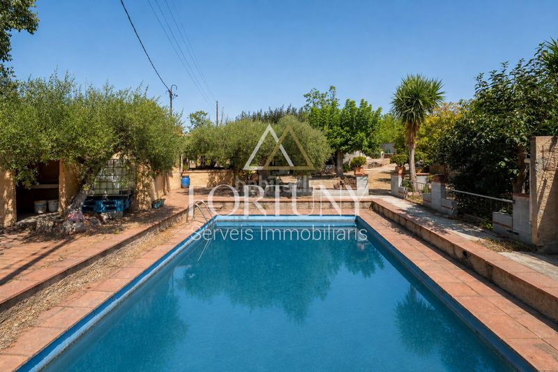 Foto b5f6053d-5fec-45c0-9775-cf48fb3afc59. Casa amb piscina a Centre Reus