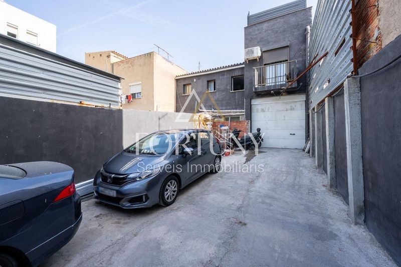Foto fa2f57e0-2d52-4175-8e38-42a4767554c4. Casa amb aparcament a Ponent Reus