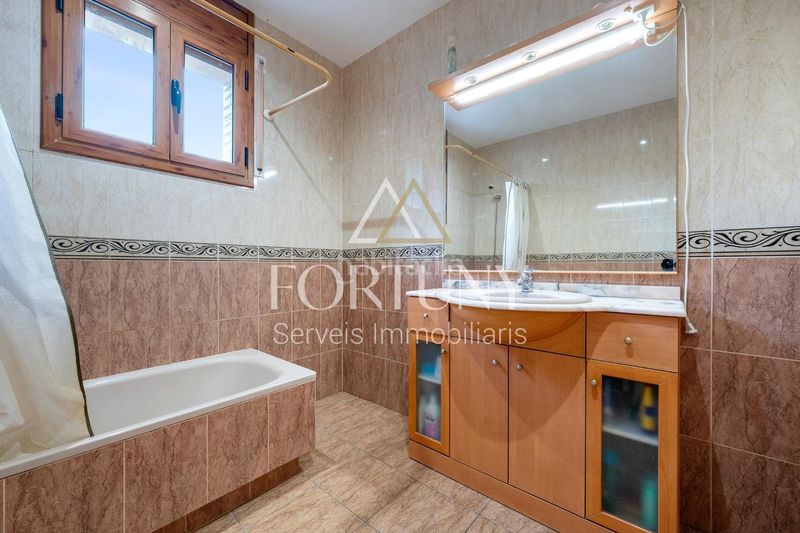 Foto 16b996e2-d8b4-47a4-b2c3-788c2a1e3b10. Casa  en venta en avinguda montclar, . en Riudecanyes
