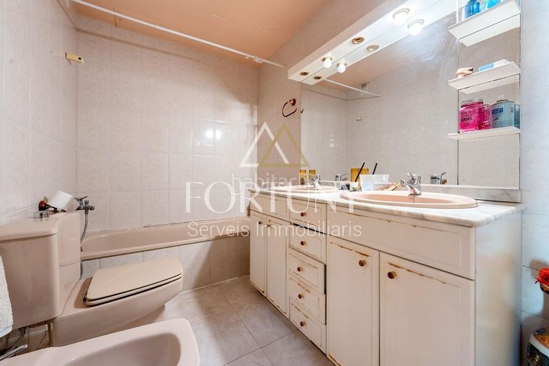 Foto 54a5f2ab-270e-4ea6-872f-f41cf42bd467. Casa amb aparcament piscina a Centre Reus