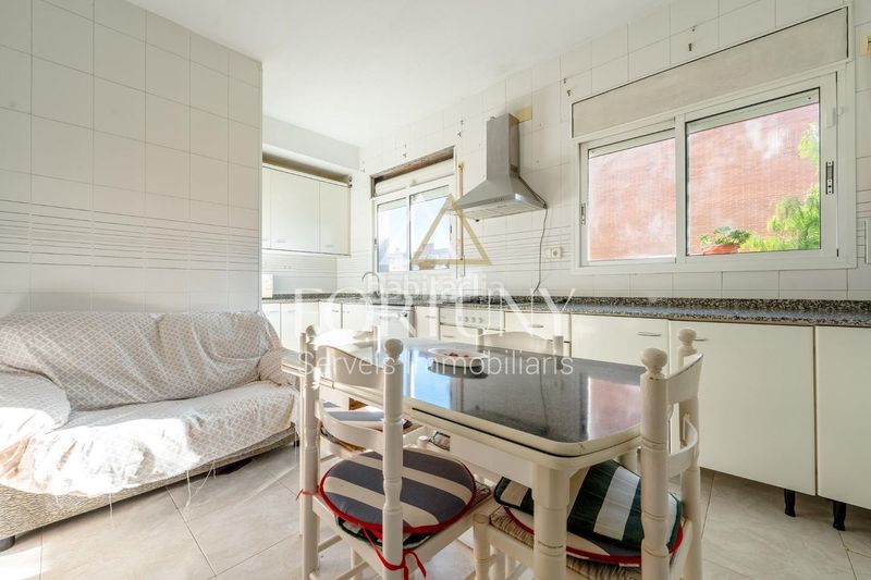 Foto 730bd0c8-bac1-4128-a98e-e4b22004fa8d. Casa amb aparcament piscina a Centre Reus