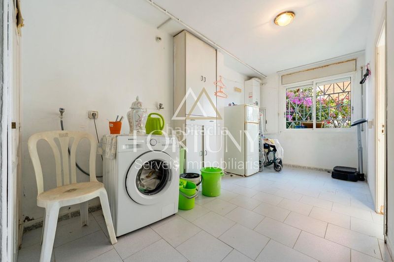 Foto d2d8d92e-86fe-48d6-bb5d-e10a8aefa160. Casa amb aparcament piscina a Centre Reus