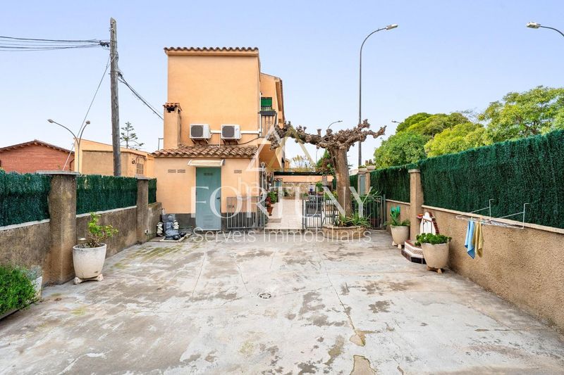 Foto b44fca2d-0bce-4efb-8499-81c3c1eaa983. Casa amb aparcament a Ponent Reus