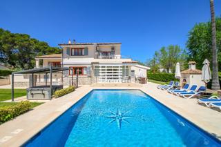 Chalet in Port de Pollença. Hermosa villa con piscina y licencia de alquiler vacacional ubic