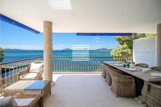 Penthouse in Port de Pollença. Espectacular apartamento en primera línea de mar situado en uno